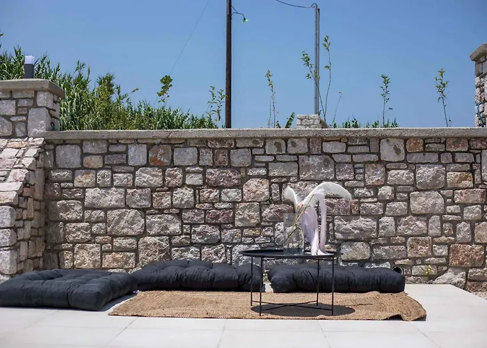 Aurora ファリラキ